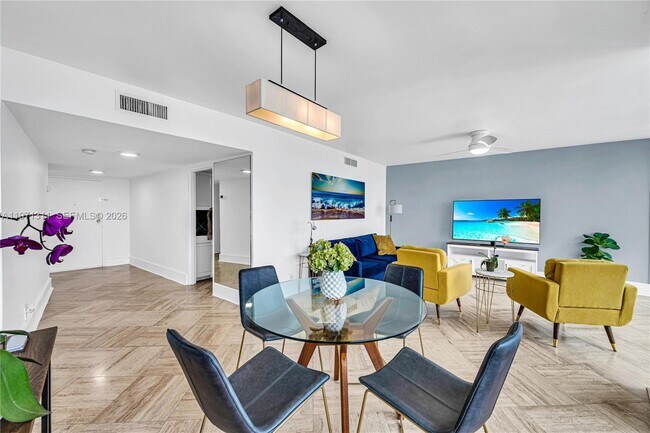 Building Photo - 900 Bay Dr