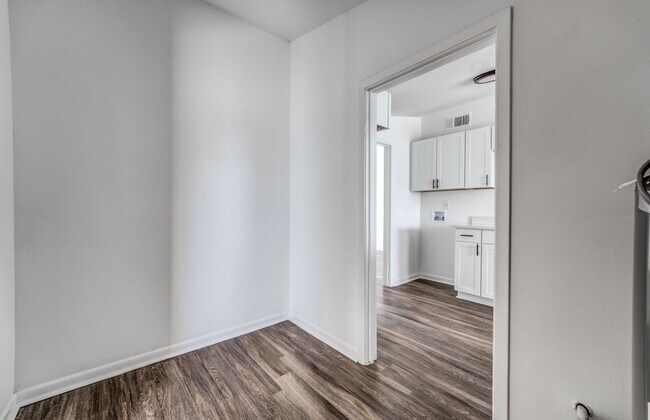 Building Photo - 4980 Vickie Dr