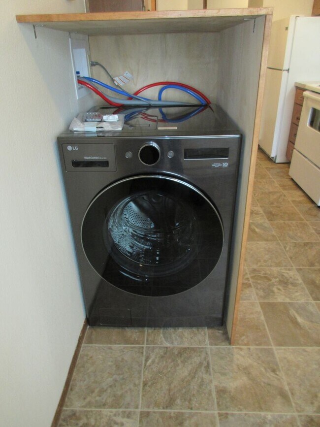 Building Photo - Two Bedroom Apartment Close to Downtown