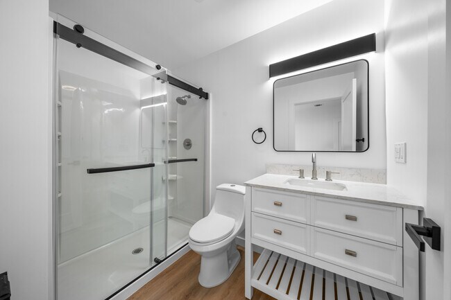 Building Photo - 1537 N Kingsley Dr