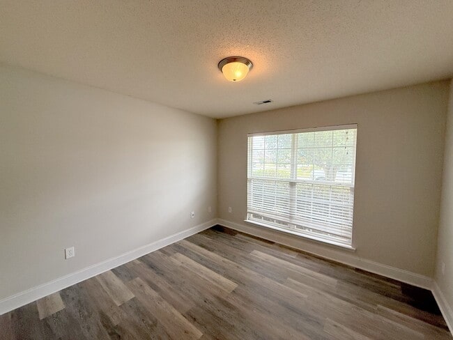 Building Photo - 211 High Green Dr