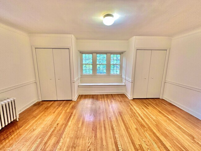 Building Photo - Spacious 6 bedroom 3.5 bath Tudor Townhouse w/Deck close to Georgetown University & Hospital
