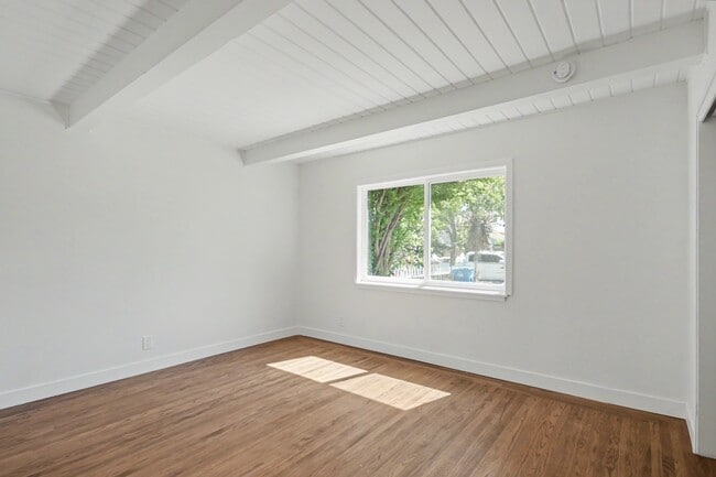 Building Photo - 1125 Henderson Ave