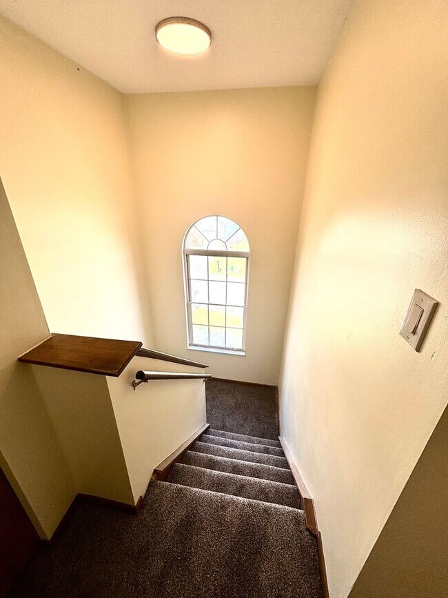 Building Photo - Charming 3BR Townhome in Pittsburgh