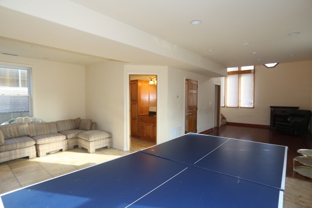 Building Photo - 2458 N Clybourn Ave