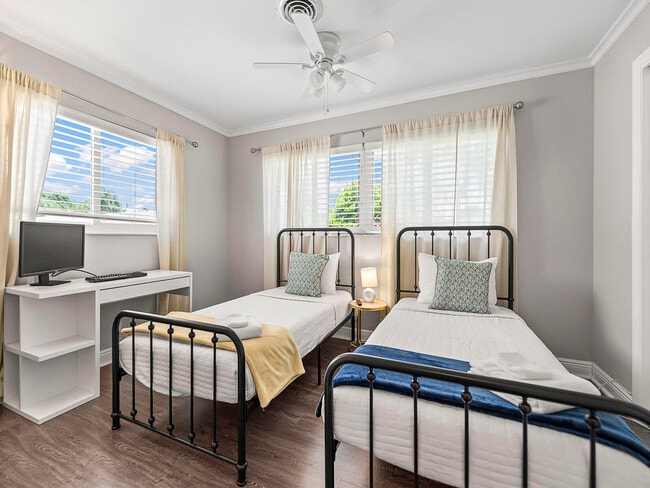 Building Photo - 801 SE 14th St