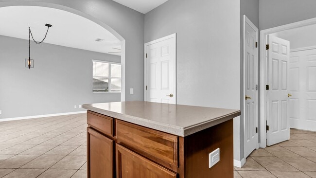 Building Photo - Gorgeous 3br/2.5ba/2 car garage Home in Ve...