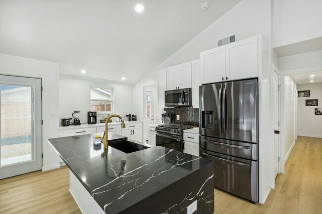 Building Photo - 3236 Golfing Green Pl