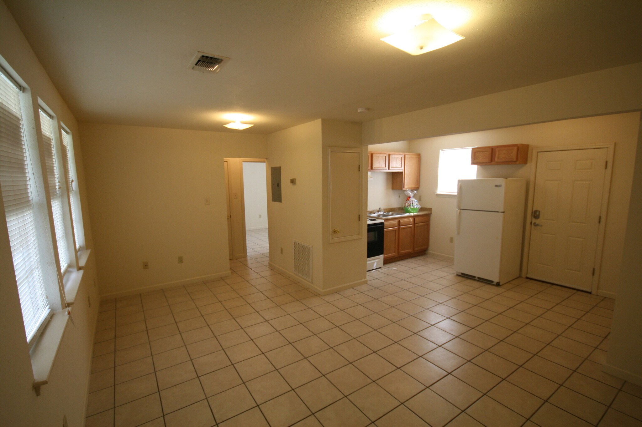 Building Photo - 2310 Rose Dr