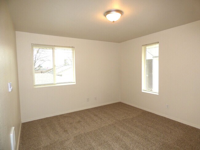 Building Photo - Rent Special: FREE June's Rent - 2 Bedroom 1 Bath Unit NE Salem!