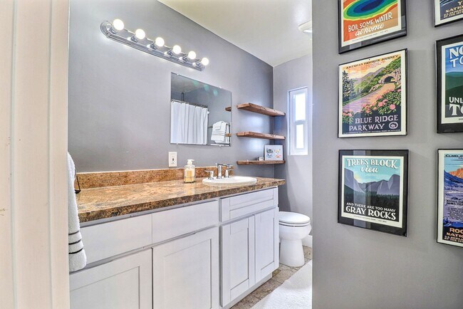 Building Photo - Stunning East Richmond Heights Home!