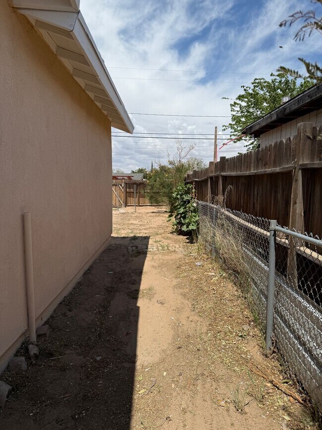 Building Photo - Charming 4-Bedroom Home for Rent in Hesperia, CA!