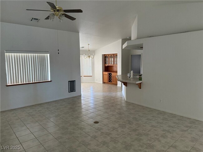 Primary Photo - 1841 S Vineyard Dr W