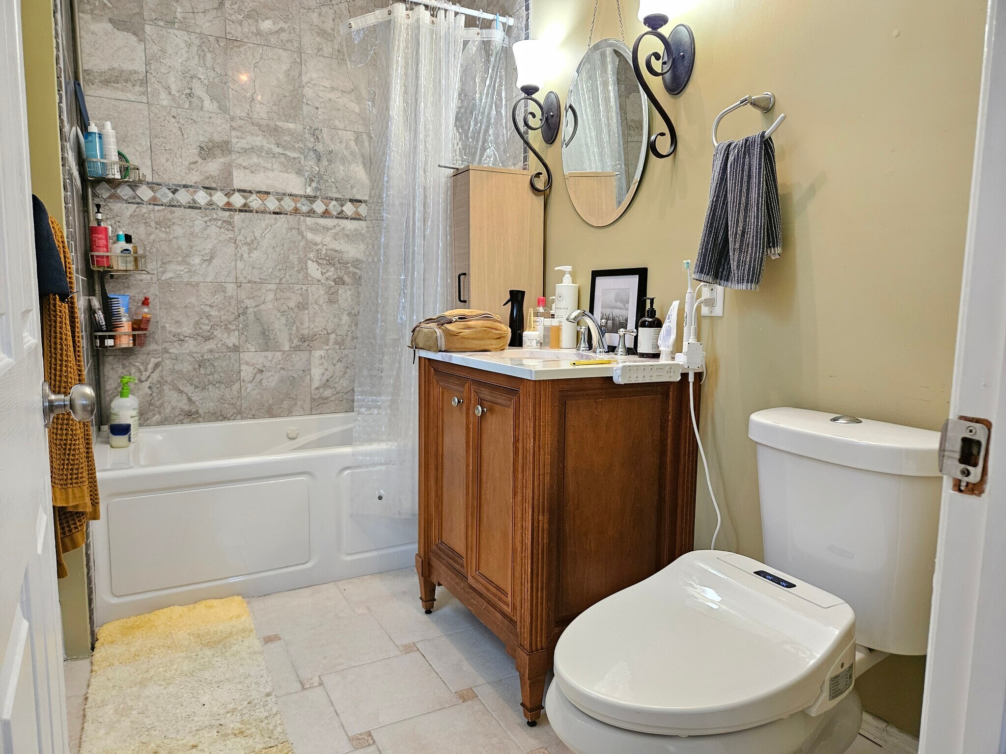 En-suite bathroom in master bedroom - 128 Vinton St
