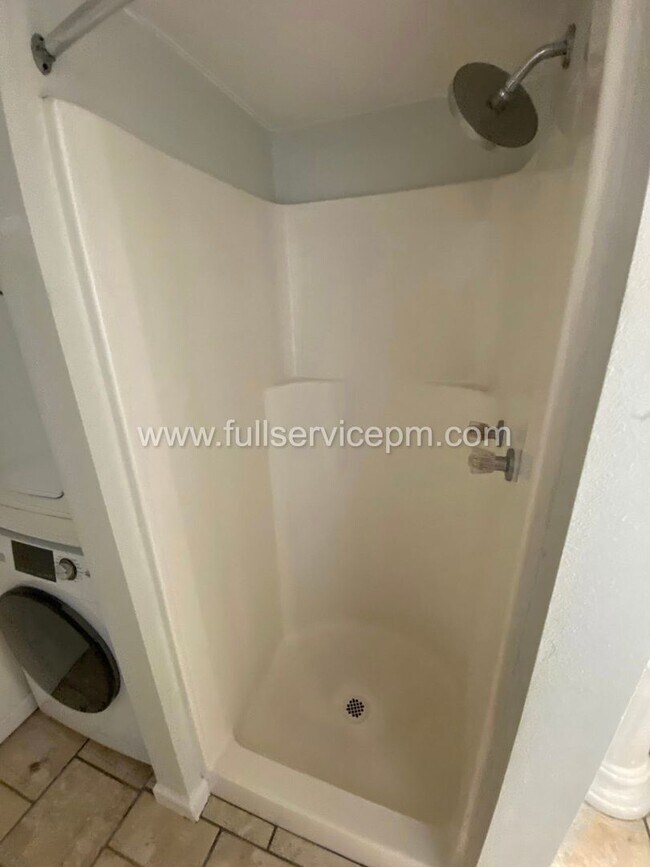 Building Photo - 8008 Roosevelt Way NE