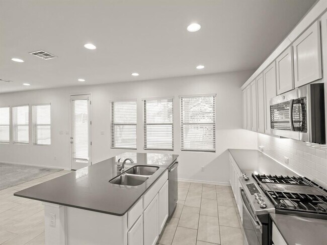 Building Photo - 605 Golden Glory Rd