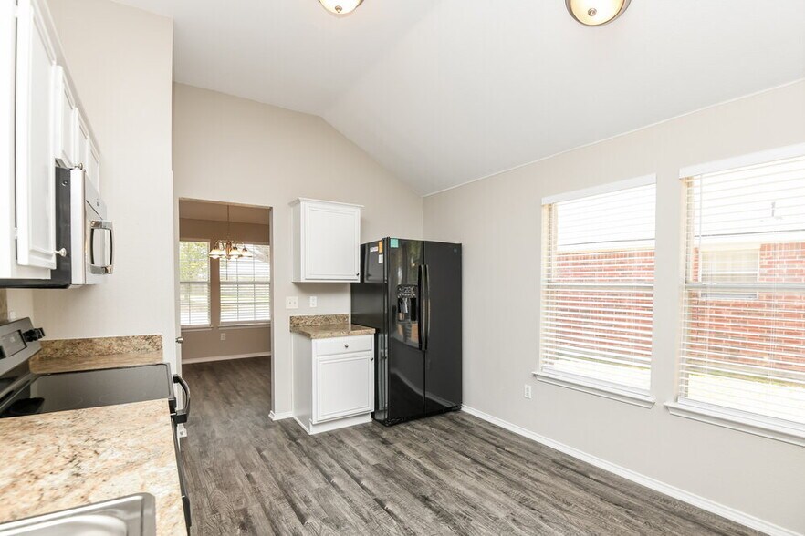 Building Photo - 6836 Bluff View Dr