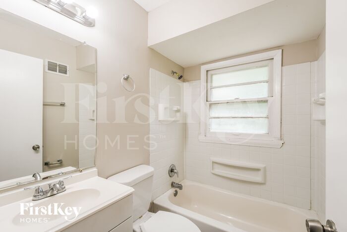 Building Photo - 665 Mark Twain Dr