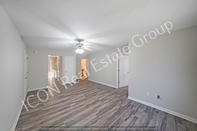 Building Photo - 3/2 Ground Floor apartment with new floori...