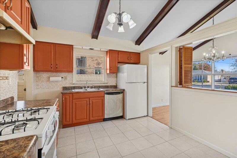 Building Photo - 8538 Mango Ave