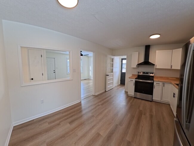 Building Photo - Adorable Home/Huge deck