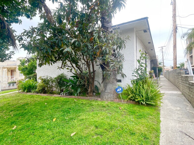 Building Photo - 525 E Valencia Ave