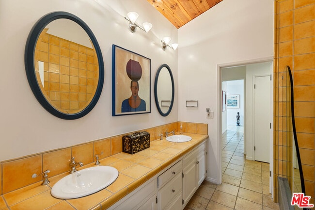 Building Photo - 7122 Dume Dr