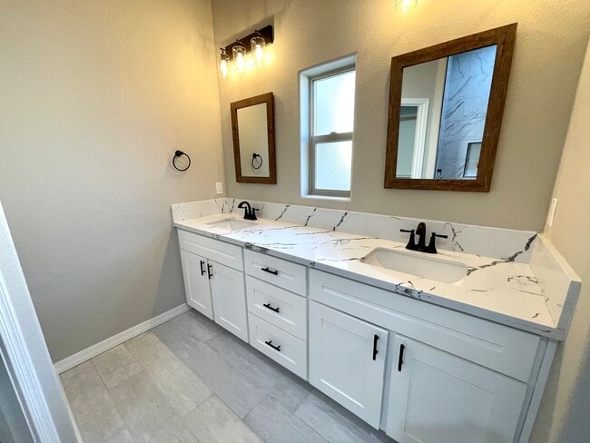 Building Photo - Beautiful 3 Bedroom Home on Desert Lakes Golf Course!