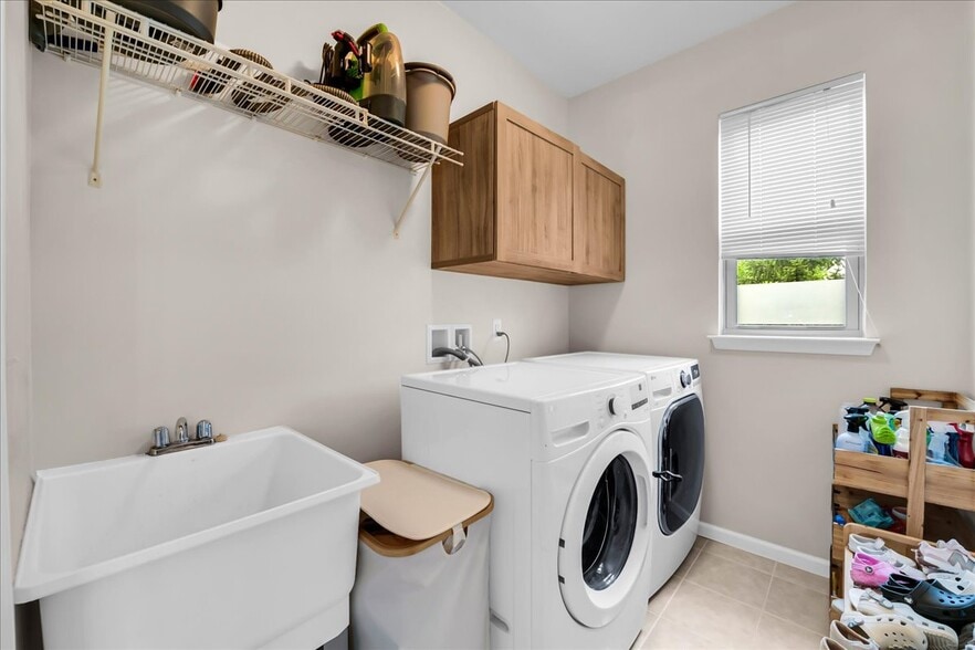 Building Photo - 41761 Steinbeck Gln
