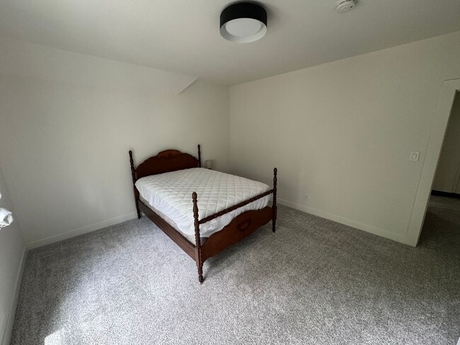 Building Photo - 4 Bedroom Updated Acreage