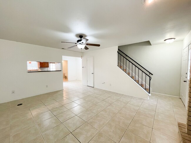 Building Photo - Stunning 2 Bedrooms, 1.5 Bathrooms Condo i...