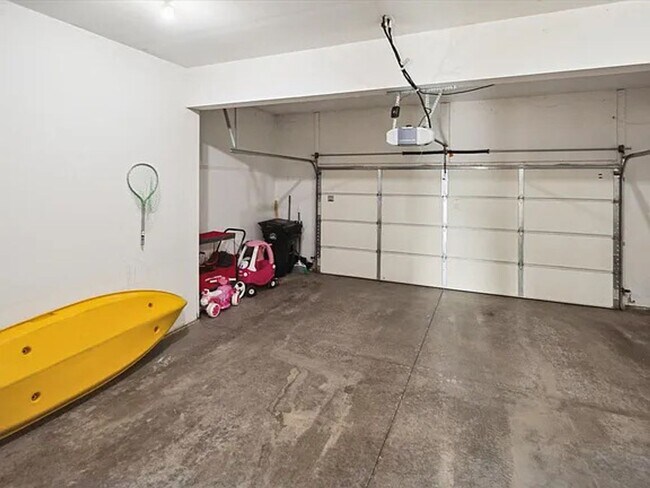 Building Photo - Coralville 4 Bedroom 4 Bath 3 Level Town H...