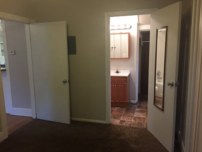 Building Photo - Private Entrance & Wood Floors!