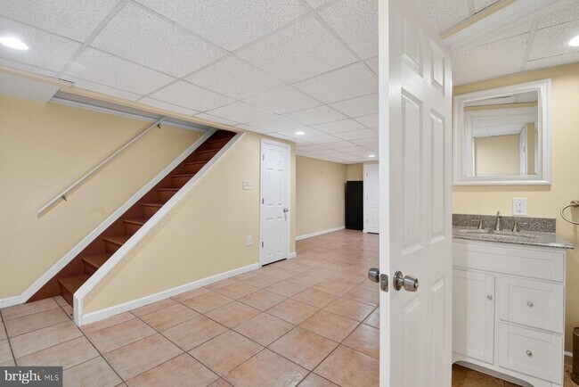 Building Photo - 643 47th St