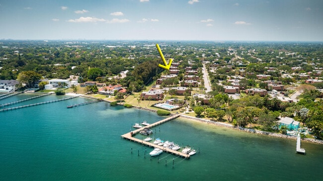 Building Photo - 825 Center St