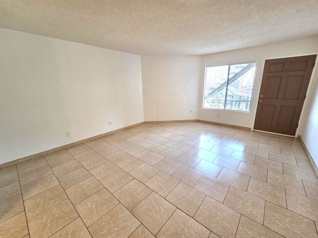 Building Photo - 1917-1919 W Whitendale Ave