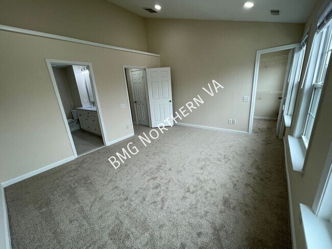 Building Photo - 22525 Maison Carree Square