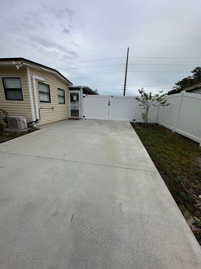 Building Photo - Cute 2 Bedroom 1 Bath with huge Screen Porch * Call Sheila M at 386-804-6675