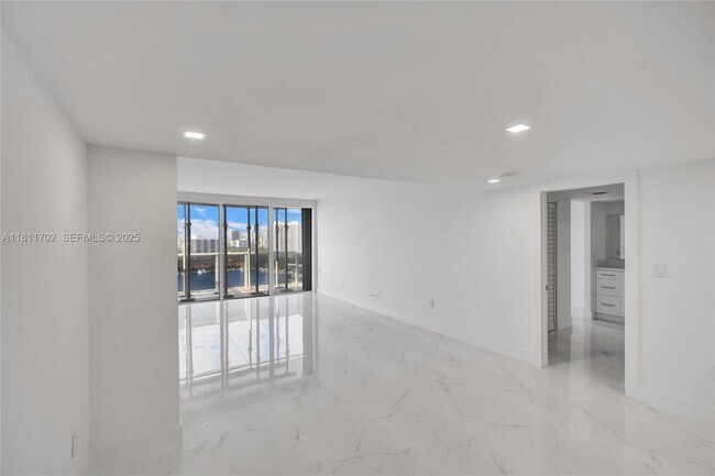 Building Photo - 3625 N Country Club Dr