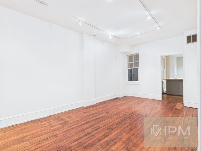 Building Photo - Beautiful 3 Bedroom, 1 Bath Colonial Home ...