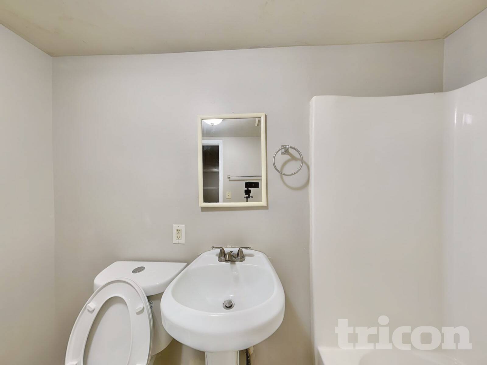 Building Photo - 3740 Longview Dr