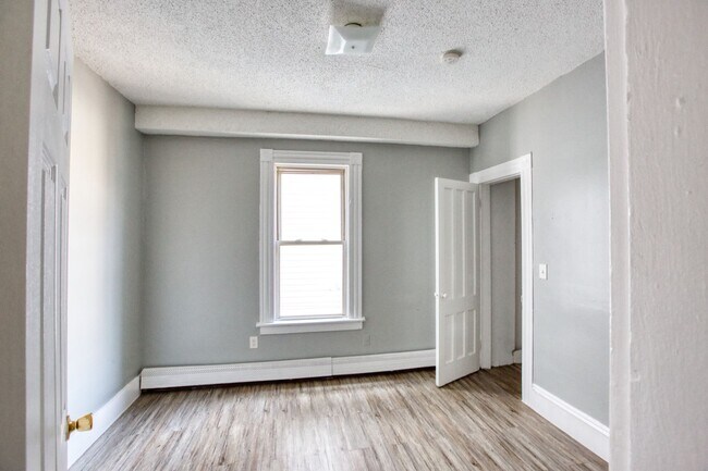 Building Photo - OVERSIZED 3 bedroom 1 bathroom Apartment