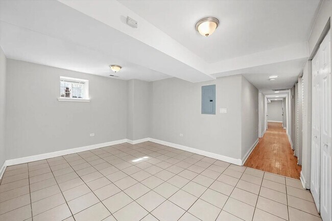 Building Photo - Charming 2BR Garden Unit in Bronzeville