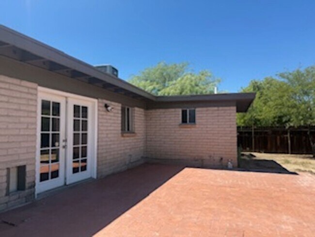 Building Photo - Casas Del Oeste