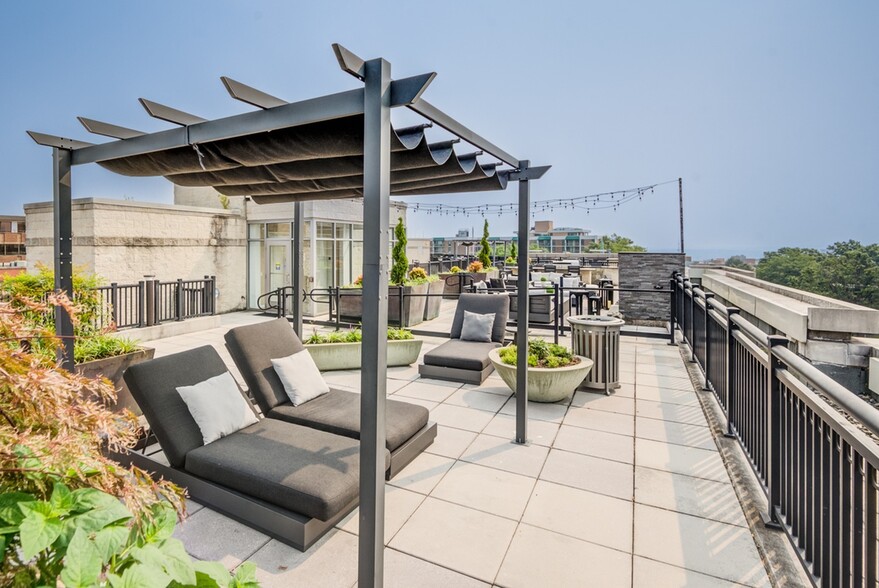 Rooftop Lounge with Cabanas - Siena Park