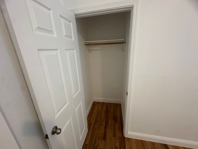 Building Photo - Come View This Perfect 2 Bedroom 1 Bath Located In the Heart of Downtown!!