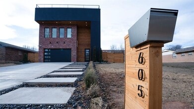 Building Photo - 605 N Idaho Ave