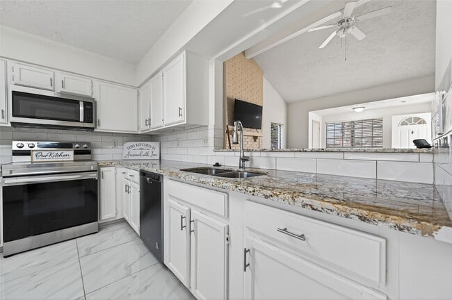 Building Photo - 10726 Village Trail Dr