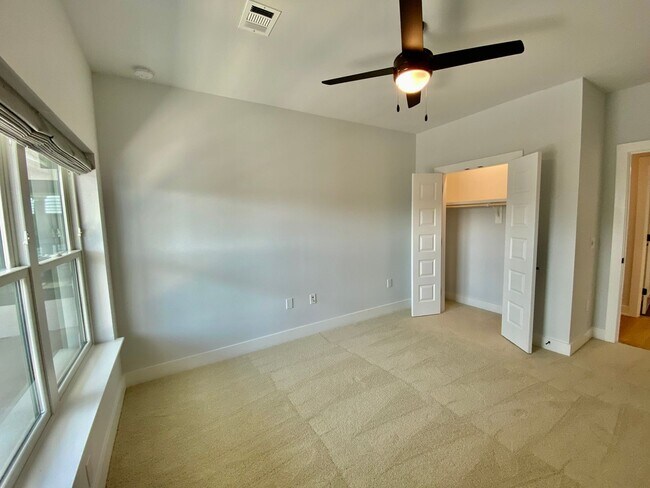 Building Photo - Stylish 3 Bedrooms 2 Bathrooms with Top-Tier Amenities Condo in East Austin!!!