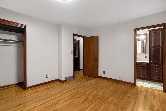 Building Photo - 4959 Woodbriar Pl